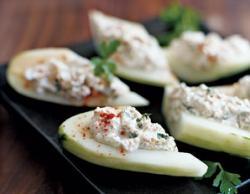 Краставици пълнени с извара